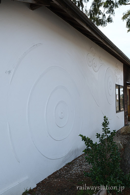 信楽高原鐵道・雲井駅、駅名をイメージしてか駅舎正面には雲のレリーフが…