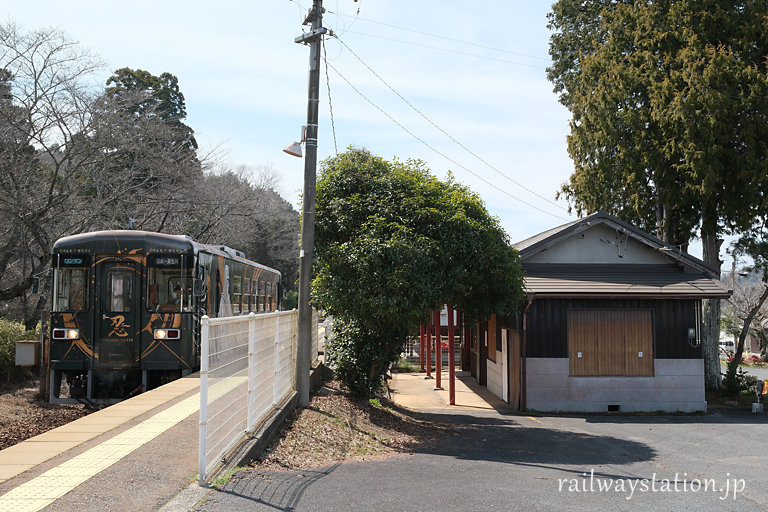 信楽高原鐵道・雲井駅に入線した貴生川行きの列車