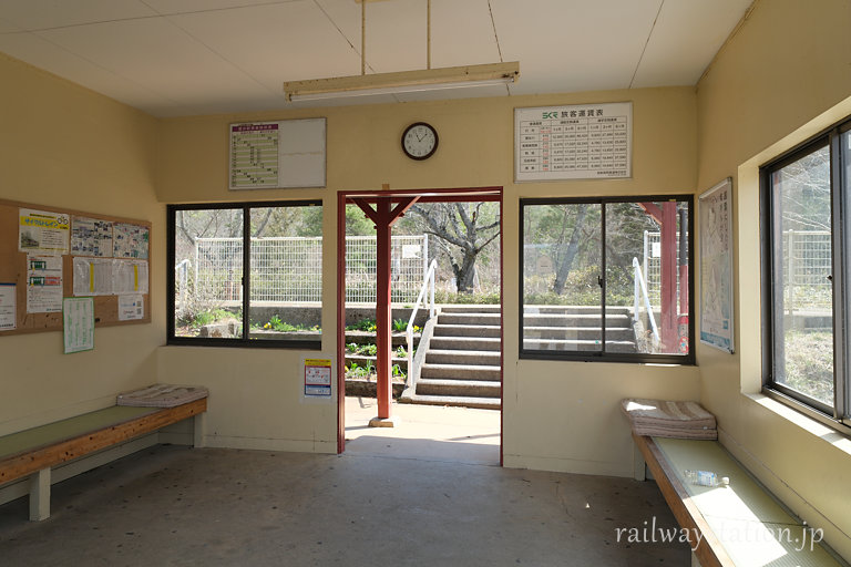 信楽高原鉄道・雲井駅の木造駅舎。完全にリニューアルされた待合室
