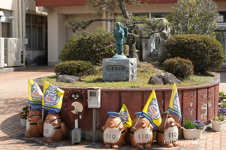 甲賀市信楽町、雲井駅前にある雲井小学校、二宮金次郎像とタヌキ像のコラボ