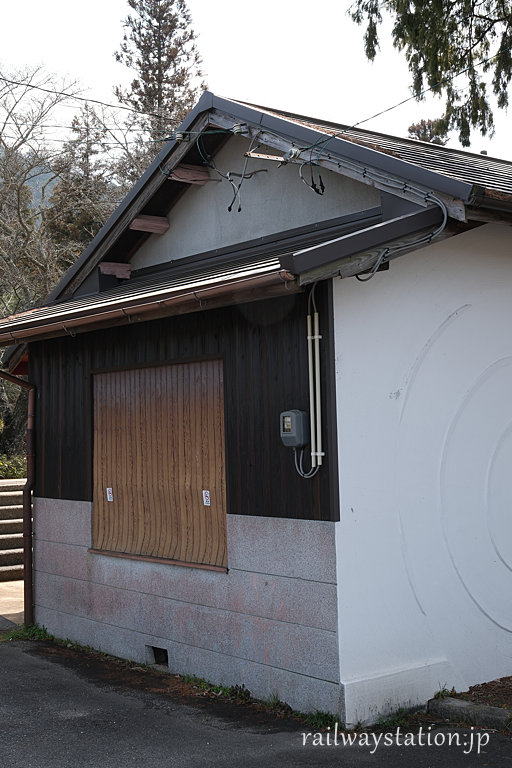 信楽高原鐵道・雲井駅、古さ残す駅舎側面