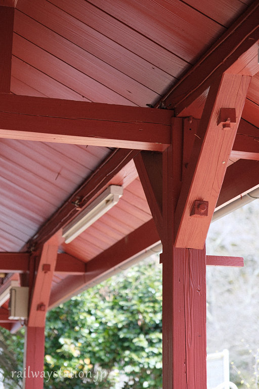 信楽高原鉄道・雲井駅、古い木造駅舎らしさ残すホーム側の木の軒