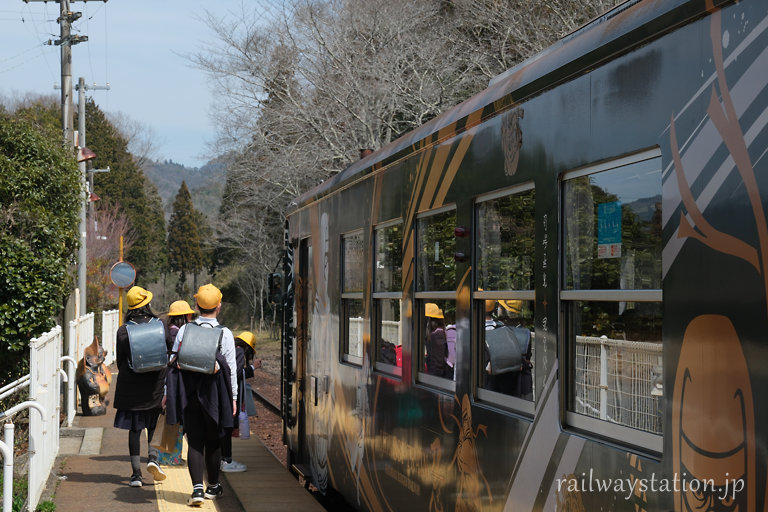雲井駅、信楽高原鉄道の列車に乗って下校する小学生