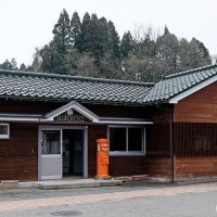 IRいしかわ鉄道・あいの風とやま鉄道・倶利伽羅駅、明治築の木造駅舎