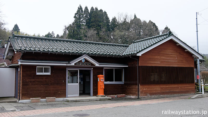 IRいしかわ鉄道・あいの風とやま鉄道・倶利伽羅駅、明治築の木造駅舎