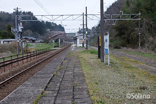 IRいしかわ鉄道・あいの風とやま鉄道・倶利伽羅駅ホーム