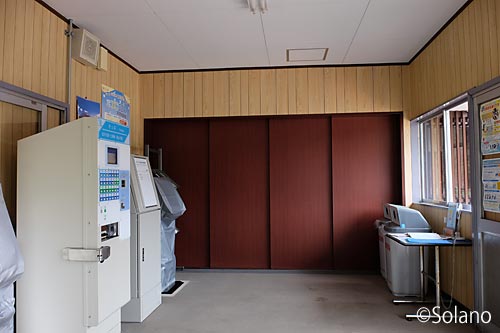 倶利伽羅駅の木造駅舎、待合室