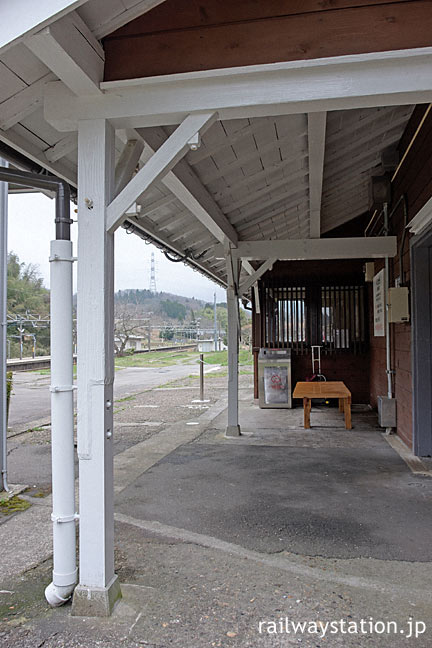 倶利伽羅駅の木造駅舎、古い質感の軒と柱