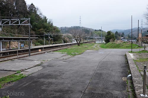 倶利伽羅駅、ホームと駅舎の間の北陸本線旧線跡