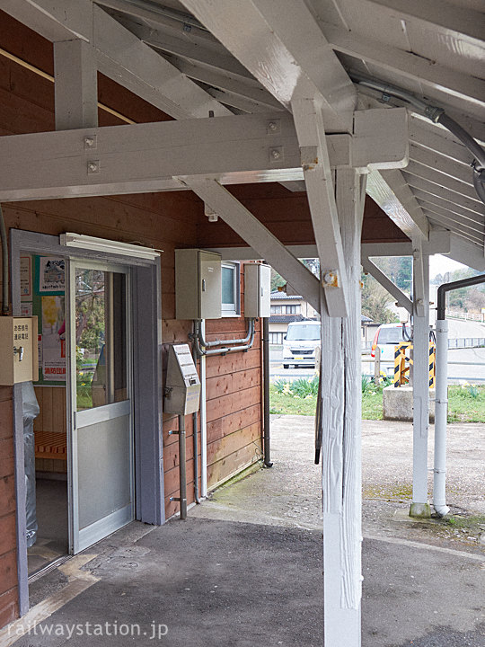 改修された明治の木造駅舎、倶利伽羅駅。軒の柱は古いまま…