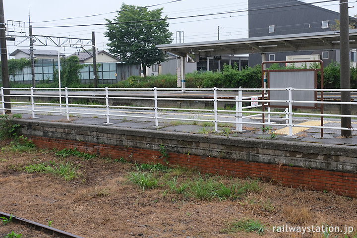 しなの鉄道北しなの線・黒姫駅、レンガ積みのプラットホーム