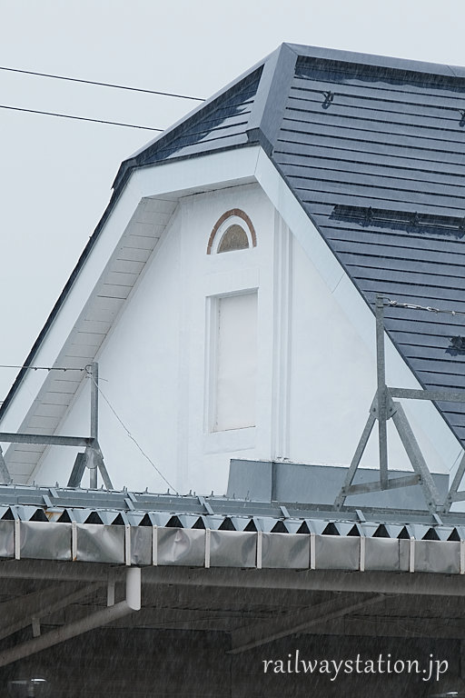 しなの鉄道・黒姫駅の木造駅舎、側面の装飾