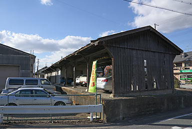 三木鉄道・三木駅、駅終端部の木造上屋のあるホーム跡