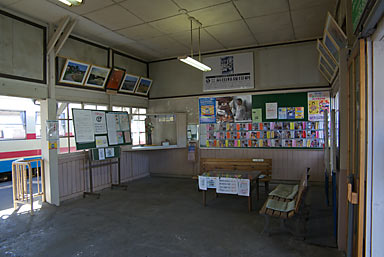 三木鉄道・三木駅の木造駅舎、待合室