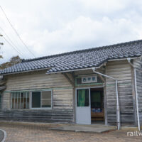 開業の昭和7年以来の木造駅舎が現役、のと鉄道七尾線・西岸駅