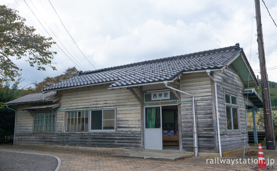 開業の昭和7年以来の木造駅舎が現役、のと鉄道七尾線・西岸駅