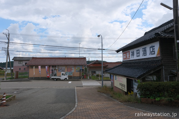 のと鉄道・西岸駅前、商店跡、郵便局、海も垣間見える