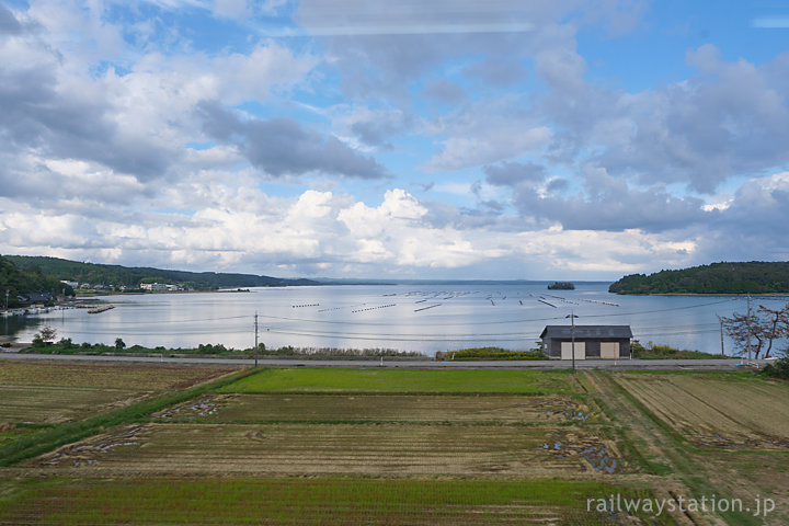 のと鉄道七尾線・西岸-能登中島間、海や空が印象深い車窓、