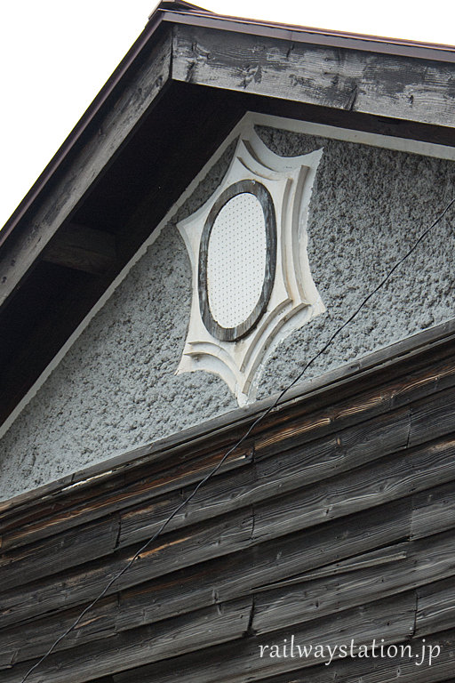 しなの鉄道・大屋駅の木造駅舎(旧駅舎)、側面の星のような通風孔