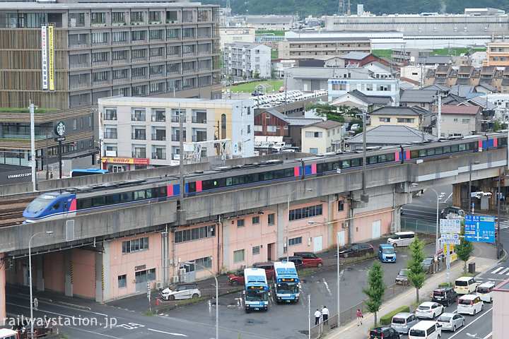 鳥取駅付近を走行する特急スーパーはくと