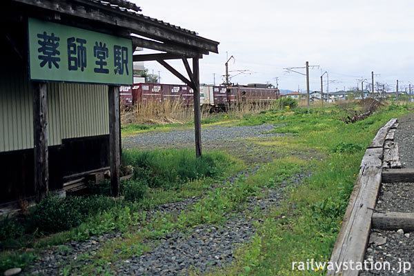 由利高原鉄道・薬師堂駅、JR羽越線との分岐点にあり貨物列車通り過ぎる