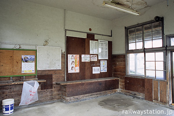 由利高原鉄道・薬師堂駅、駅舎内部も古色蒼然としている