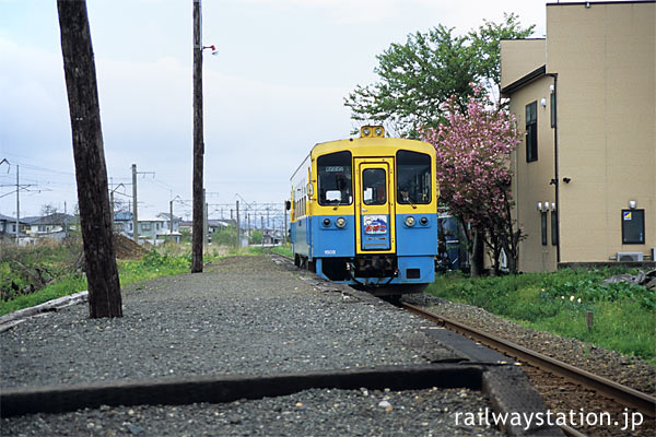 由利高原鉄道・薬師堂駅に入線した矢島行き列車(YR-1000形気動車)