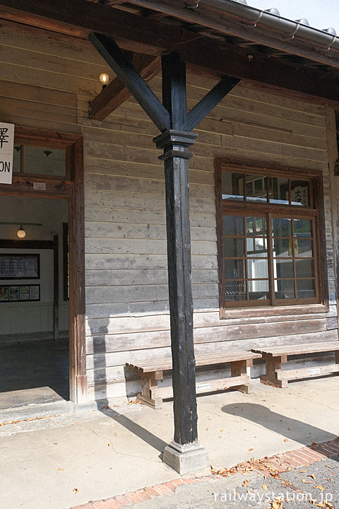 油須原駅の木造駅舎、軒の古い柱は石炭色に…
