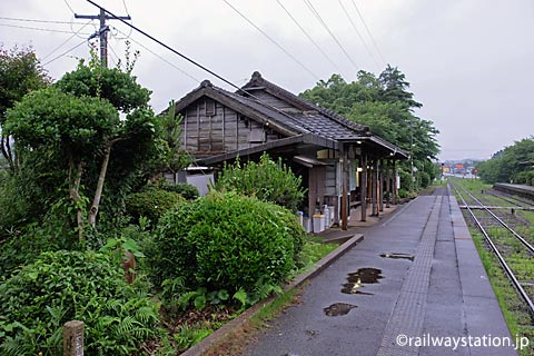 松浦鉄道・蔵宿駅、植栽と木造駅舎