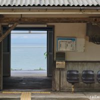 越後トキめき鉄道・有間川駅、木造駅舎の向こうに見える日本海