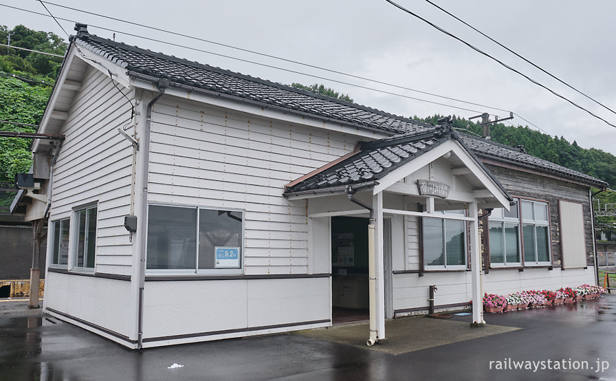 越後トキめき鉄道・有間川駅、日本海沿いに佇む木造駅舎