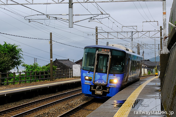 越後トキめき鉄道・日本海ひすいライン、有間川駅に入線する単行列車