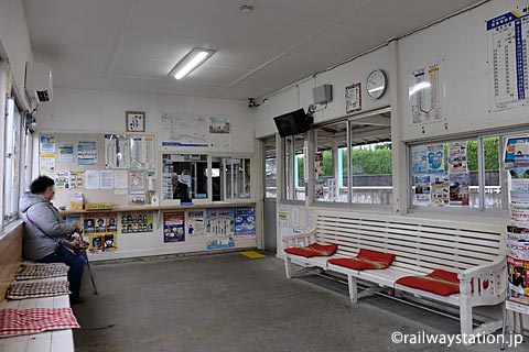 えちぜん鉄道・越前新保駅の木造駅舎、有人駅！