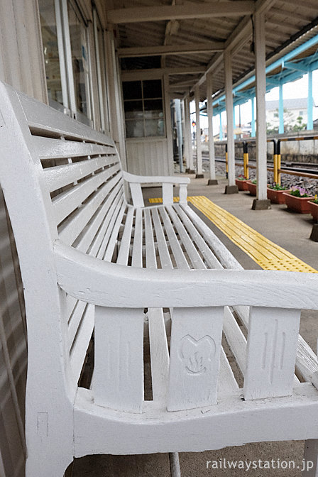 えちぜん鉄道・勝山永平寺線・越前新保駅、温泉マークが入った木製ベンチ