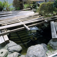 えちぜん鉄道・勝山永平寺線・永平寺口駅、駅舎裏手の池庭(2004年)