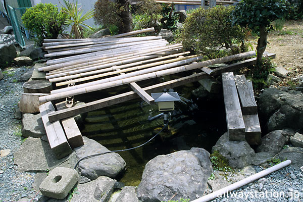 えちぜん鉄道・勝山永平寺線・永平寺口駅、駅舎裏手の池庭(2004年)