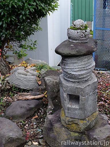 えちぜん鉄道・勝山永平寺線・永平寺口駅、枯池側の灯篭もどき