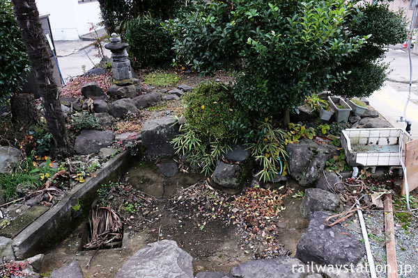 えちぜん鉄道・勝山永平寺線・永平寺口駅、枯れ上がった池庭