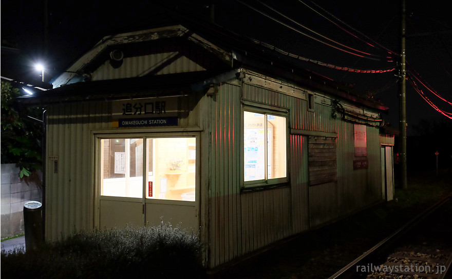 えちぜん鉄道・勝山永平寺線・追分駅、トタン張りに改修された木造駅舎