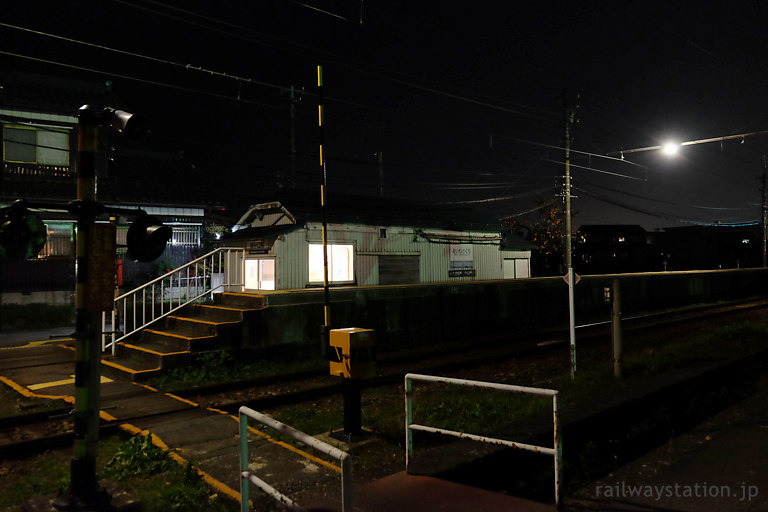 えちぜん鉄道・勝山永平寺線、夜の追分口駅構内