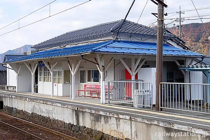 えちぜん鉄道・山王駅の木造駅舎、ホーム側からの眺め