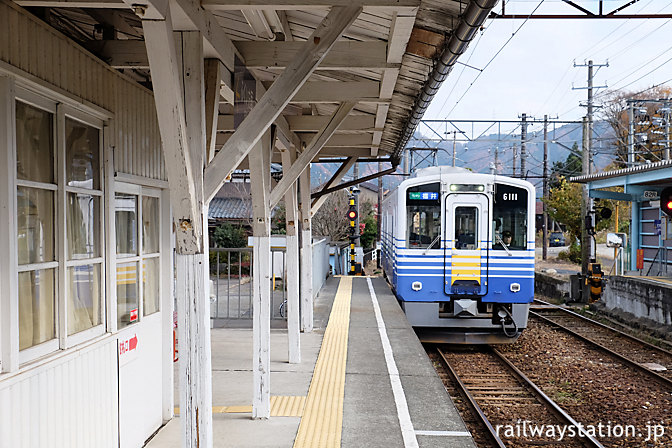 えちぜん鉄道・山王駅に入線する福井行き列車