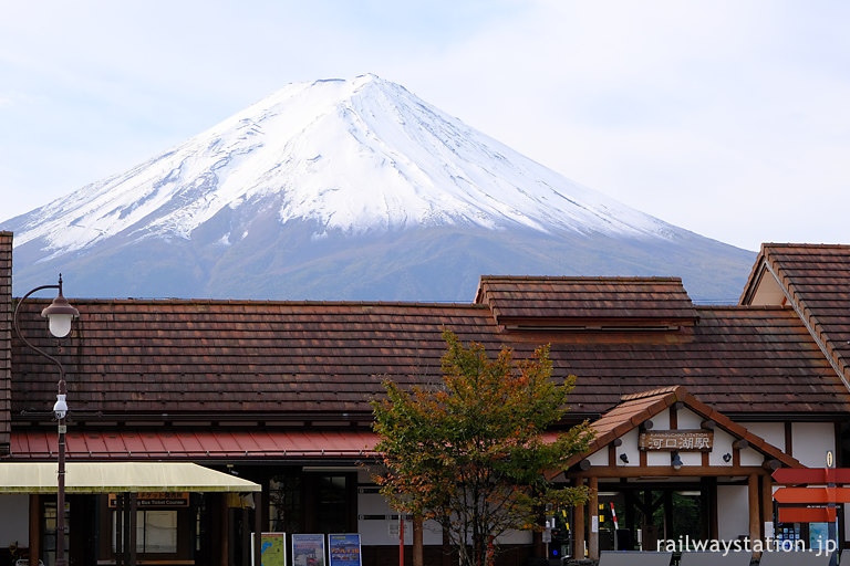富士急行の終着駅、河口湖駅と背後にそびえる富士山