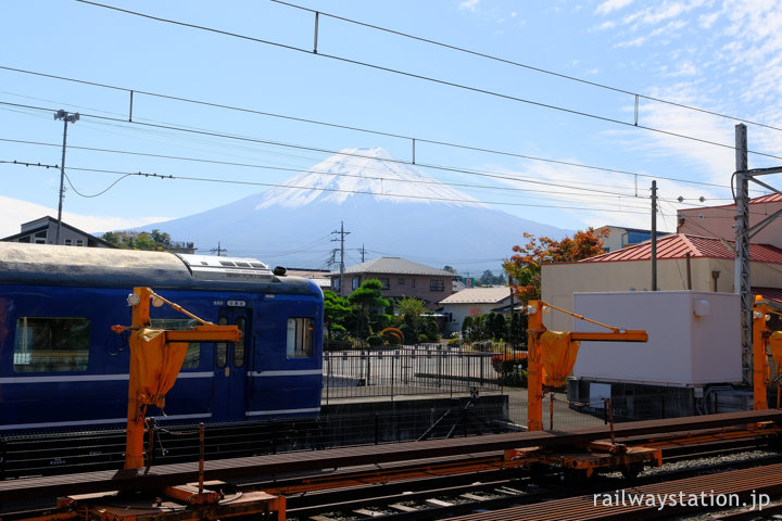 富士急行・下吉田駅、富士山とスハネフ14が展示されたブルートレインテラス