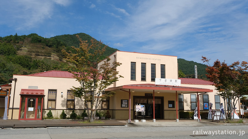 富士急行、水戸岡鋭治氏によりリニューアルされた下吉田駅駅舎