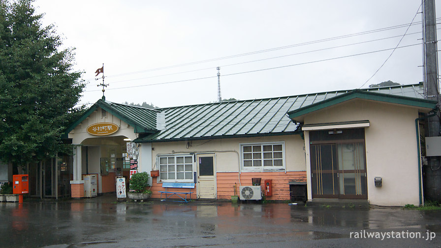 富士急行大月線・谷村町駅、昭和4年築の木造駅舎