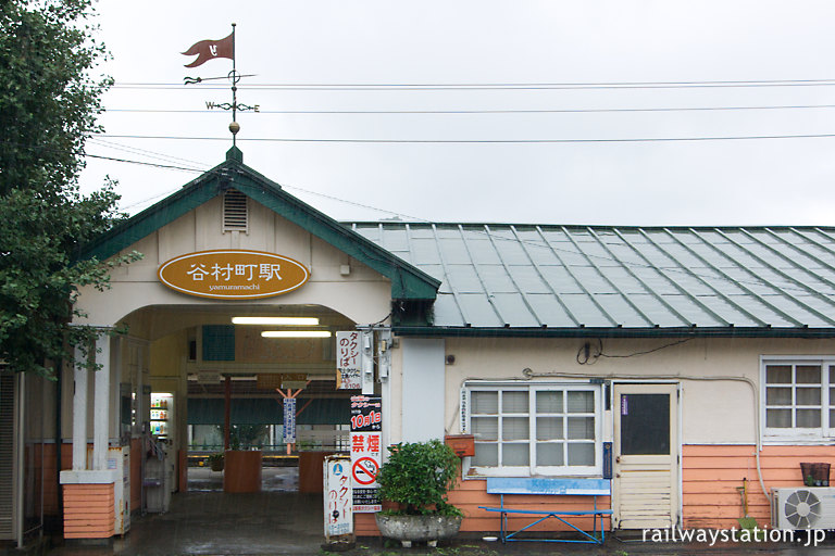 富士急行大月線・谷村町駅、駅舎屋根の風向計