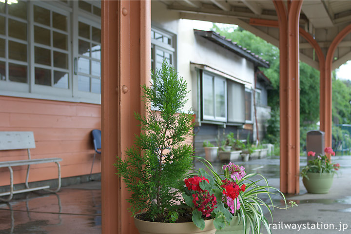 富士急行大月線・谷村町駅、古レールに添えられた花