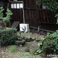 福井鉄道・福武線・家久駅、木造駅舎とレールの間にある池庭跡(枯池)