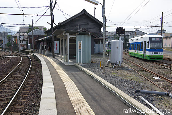 福井鉄道・西武生駅(現・北府駅)のプラットホームと駅構内